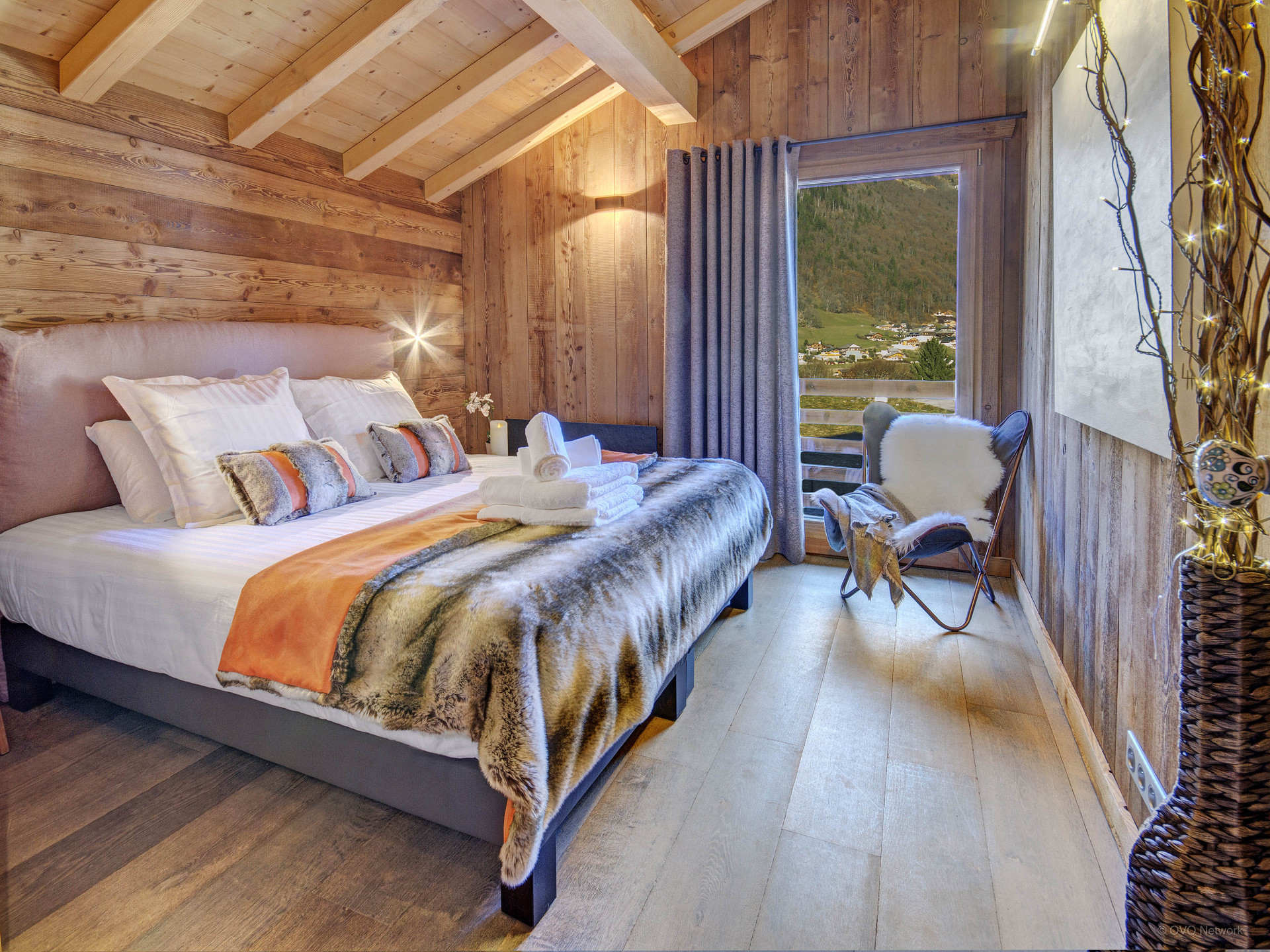 Chambre parentale avec lit king-size et vue montagne