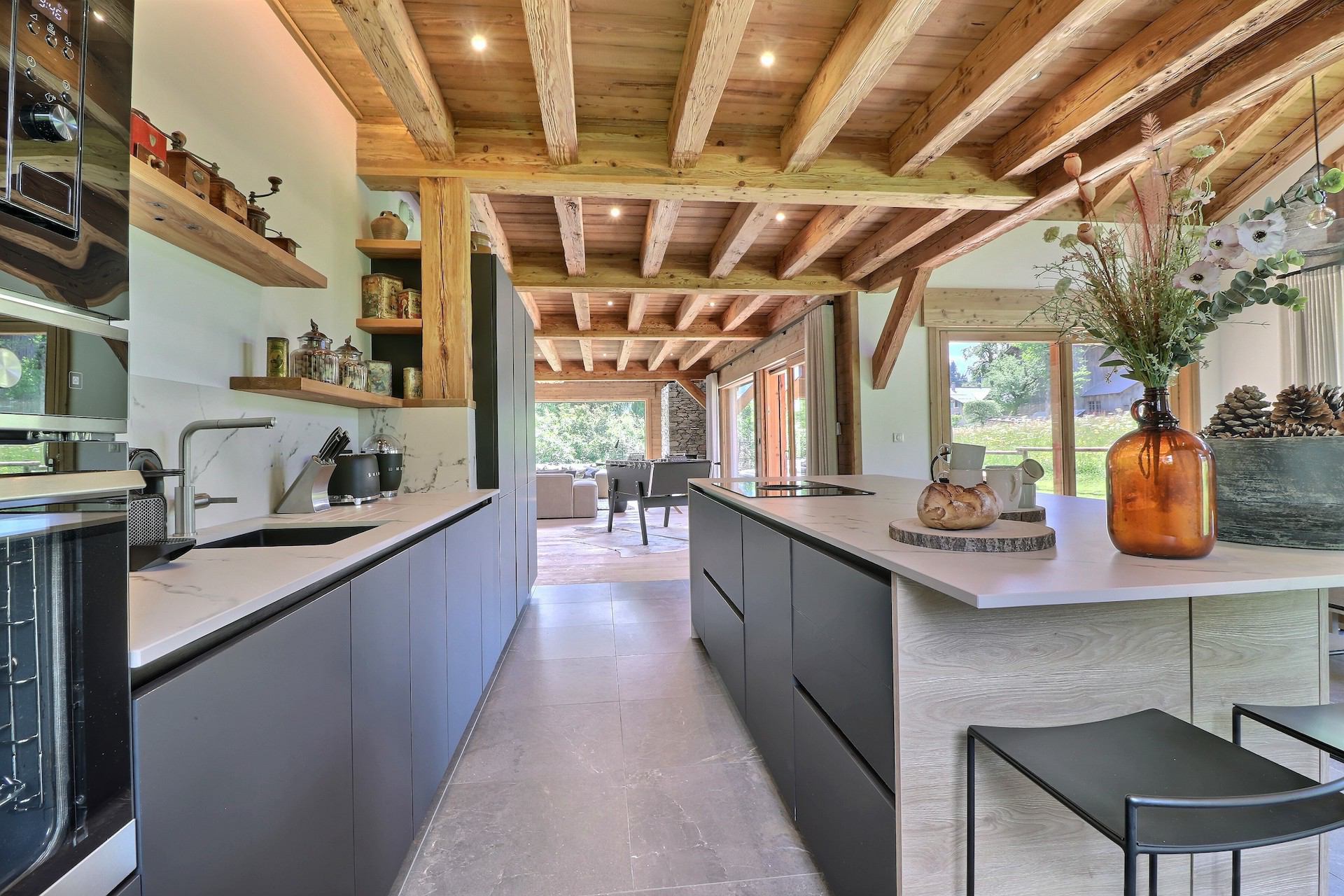 Cuisine moderne équipée avec îlot central et appareils haut de gamme