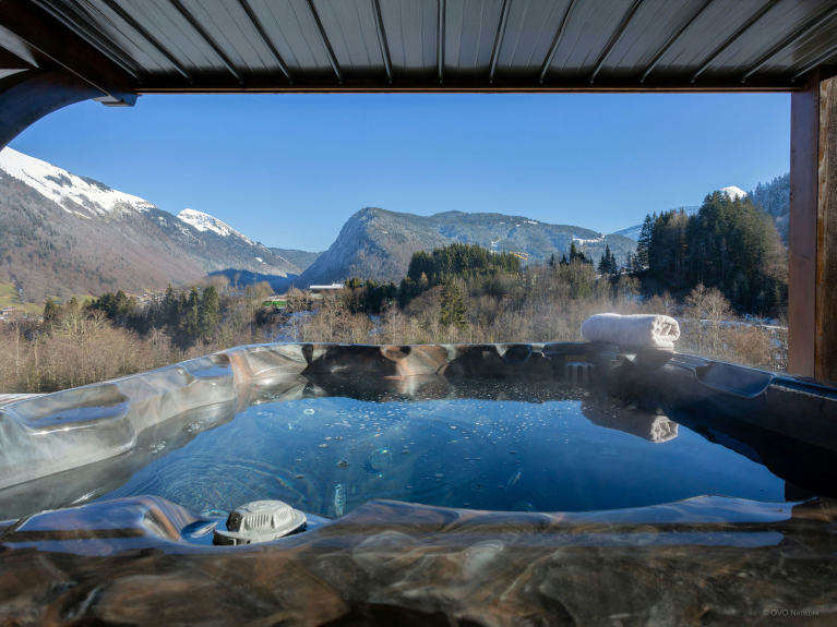 Jacuzzi extérieur chauffé avec vue panoramique sur les montagnes