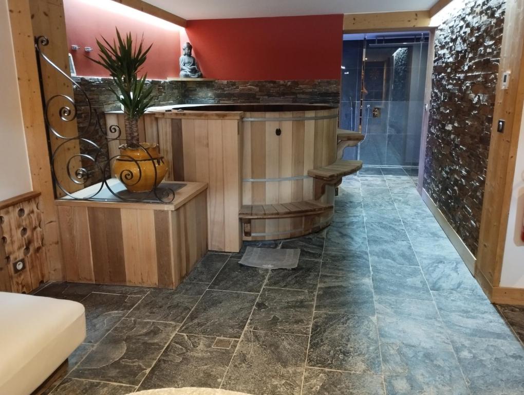 Salle de bain avec baignoire jacuzzi et douche italienne