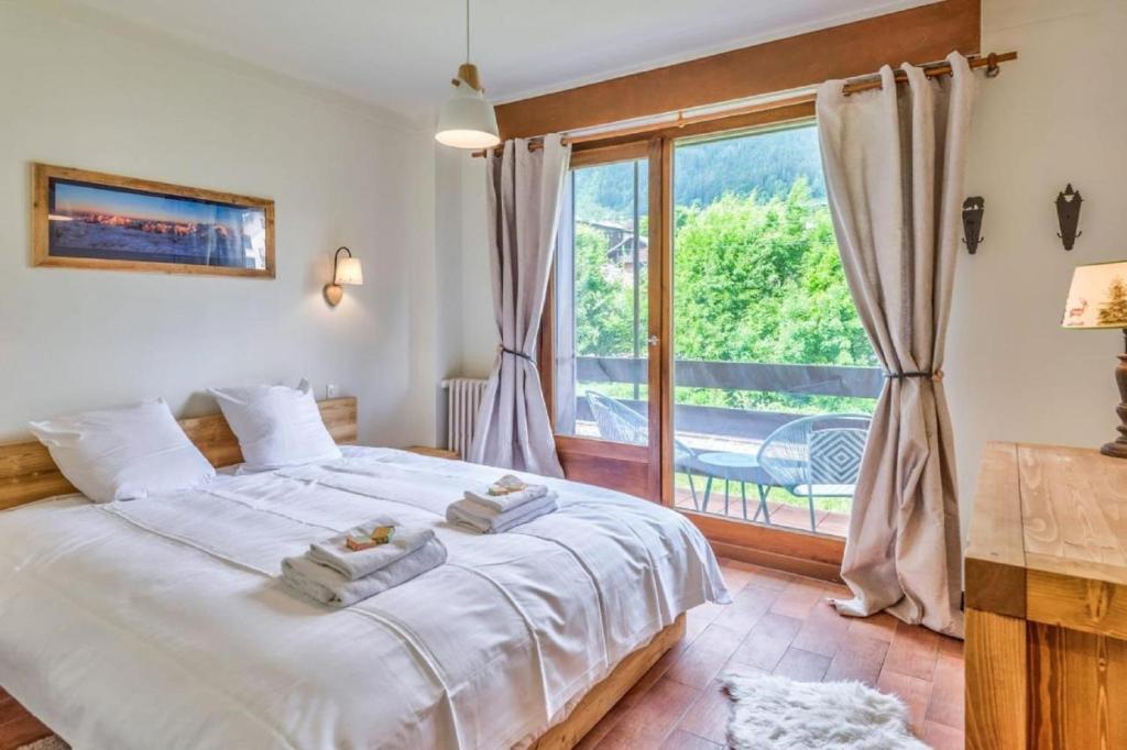 Chambre parentale avec lit king-size et vue montagne