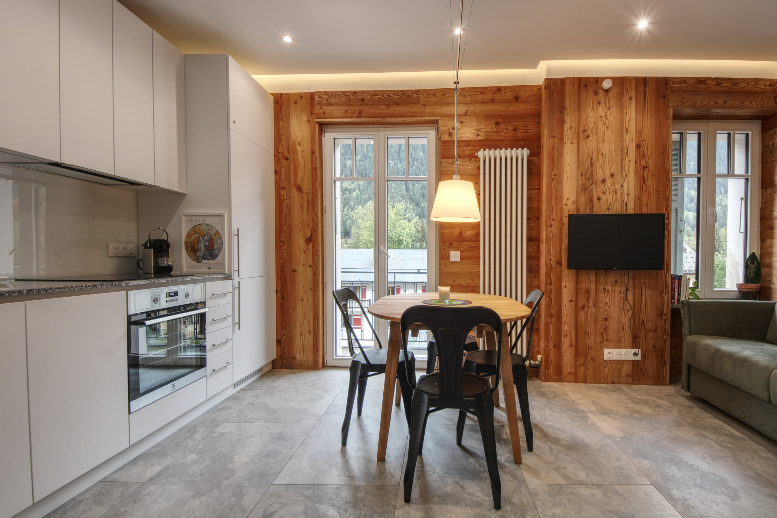 Cuisine moderne équipée avec îlot central et appareils haut de gamme