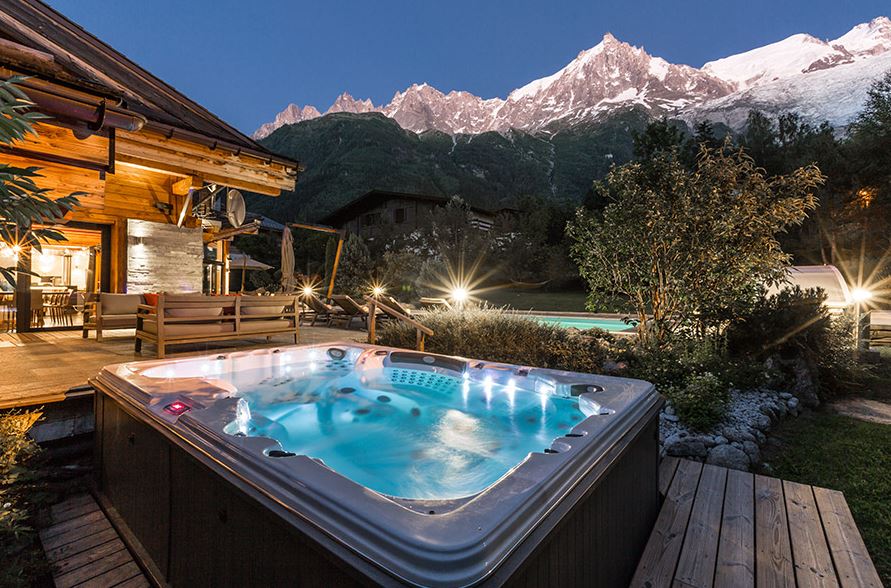 Jacuzzi extérieur chauffé avec vue panoramique sur les montagnes