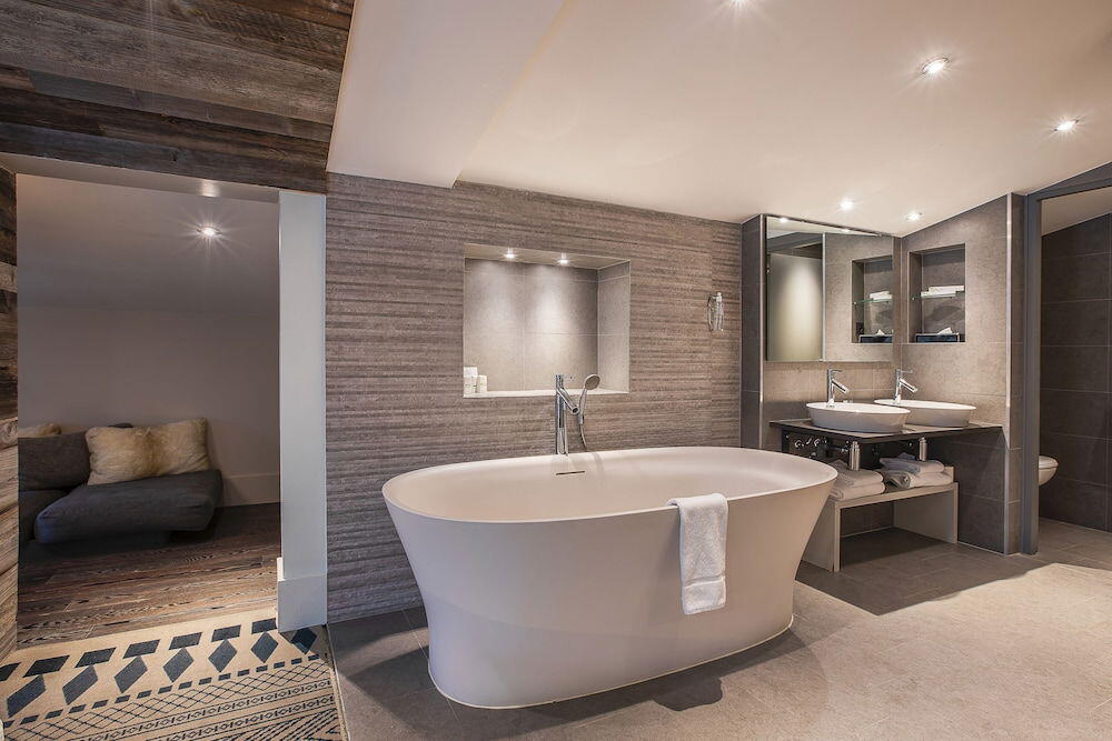 Salle de bain avec baignoire jacuzzi et douche italienne