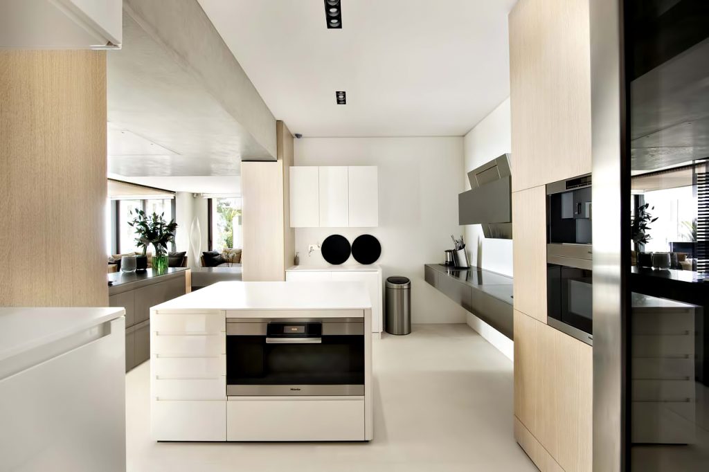 Cuisine moderne équipée avec îlot central et appareils haut de gamme