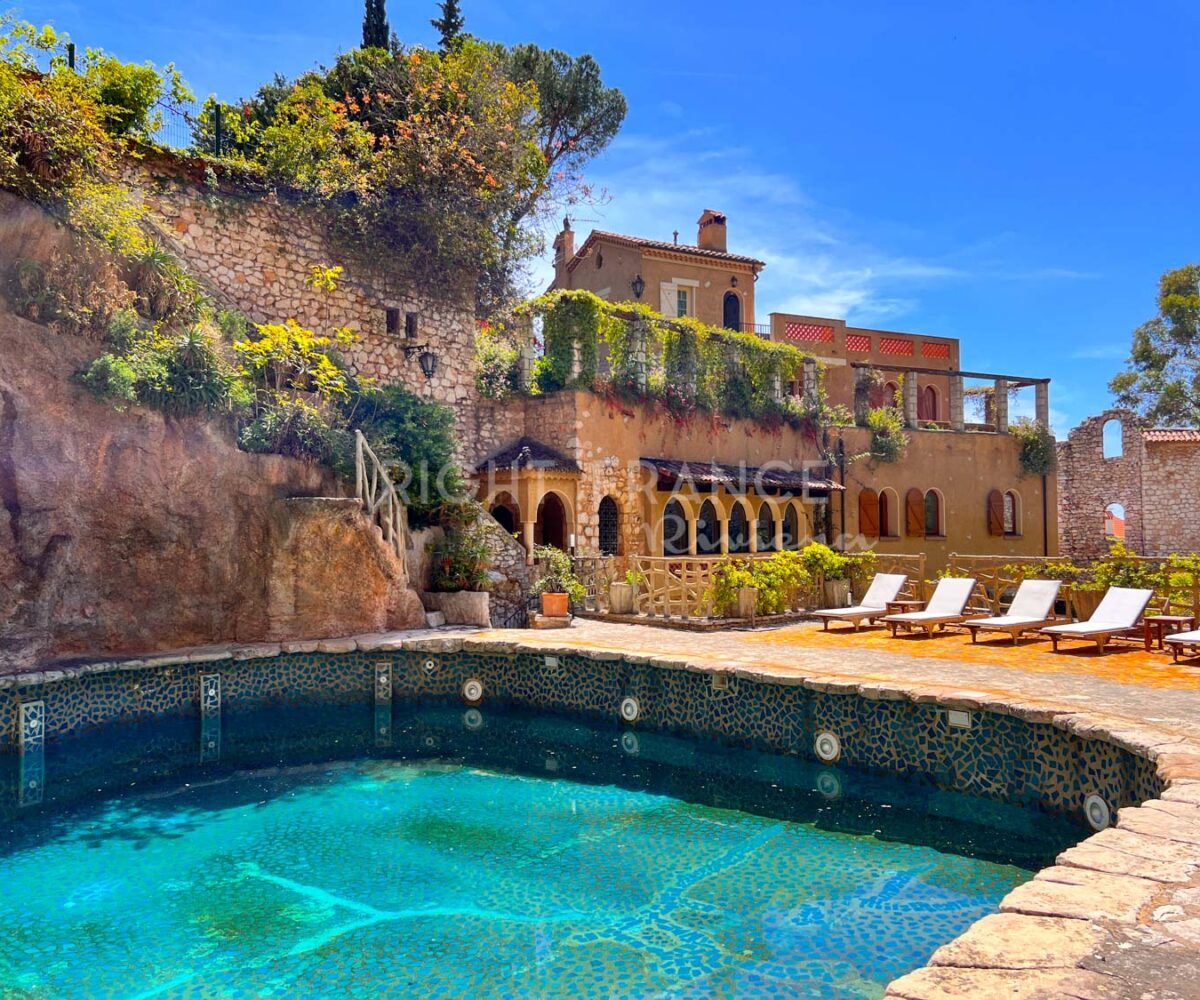 Jacuzzi extérieur chauffé avec vue panoramique sur les montagnes