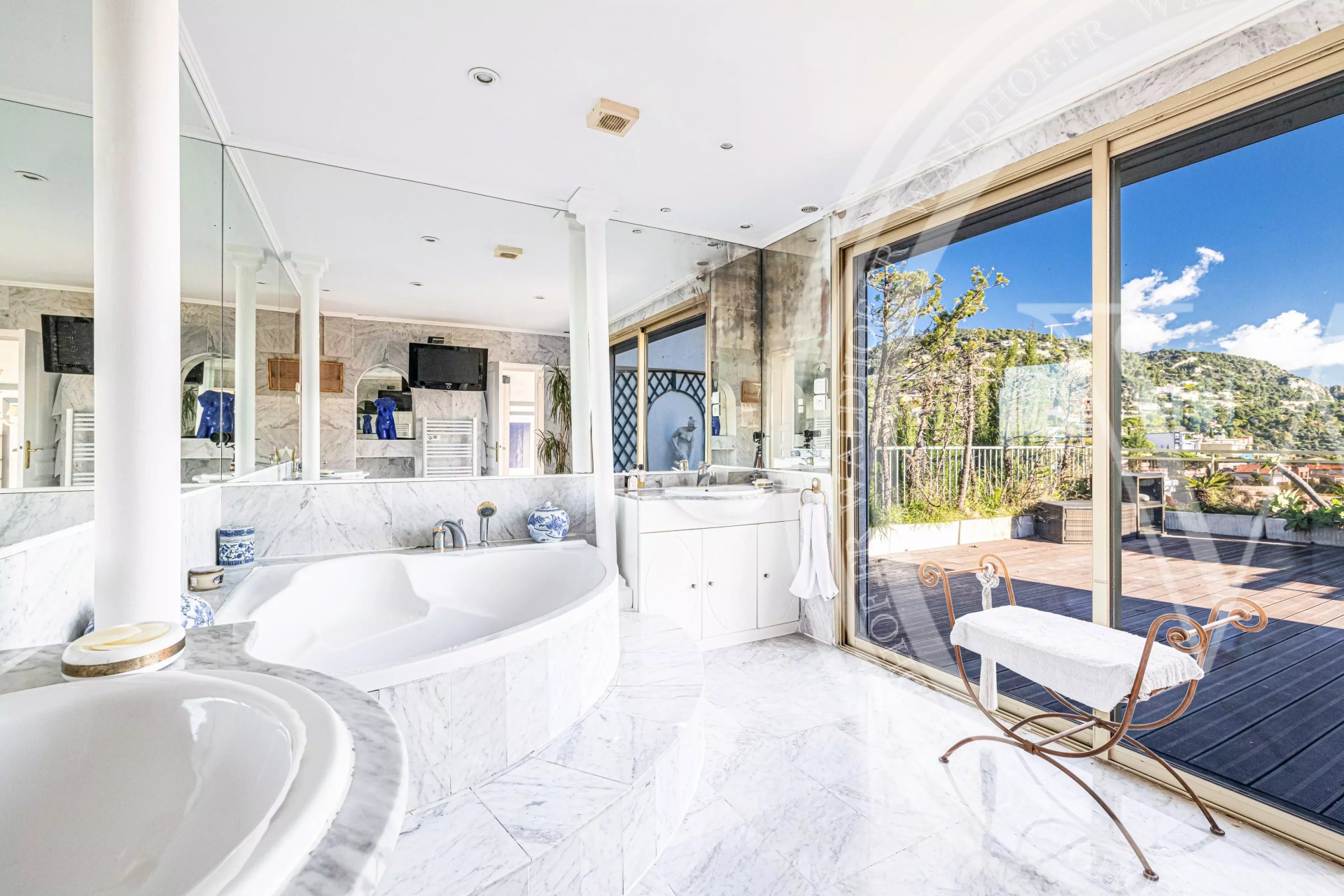 Salle de bain avec baignoire jacuzzi et douche italienne